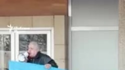 „Кръвта на 50 деца“. Как визуален артист протестира срещу войната в Украйна