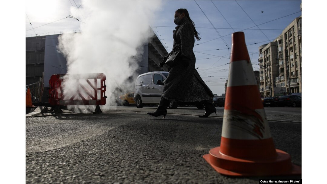 Avariile frecvente îi lasă pe bucureșteni fără apă caldă și căldură în fiecare iarnă.