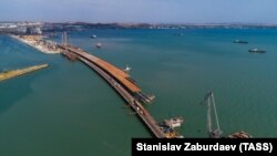 Керч кысыгында  Крымды Орусиянын  калган  бөлүгү  менен  туташтыруучу  көпүрөнүн  курулушу. 28-июль, 2017-жыл. 
