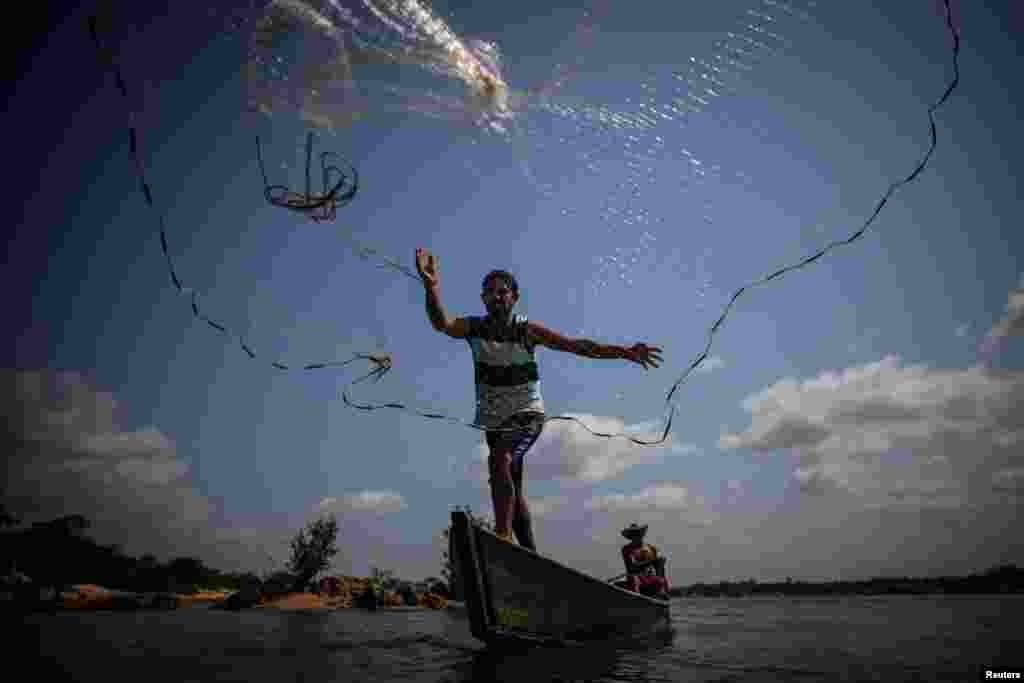 Welton de Franca egyike a Tocantins folyó halászainak. A Pedral do Lourenco közelében élő közösségek más tagjaihoz hasonlóan ő is a háttérben látható, természetes sziklaképződmények közelében veti ki hálóját a nagyobb fogás reményében. Ezeket azonban felrobbanthatják az Araguaia-Tocantins folyami út építése érdekében 