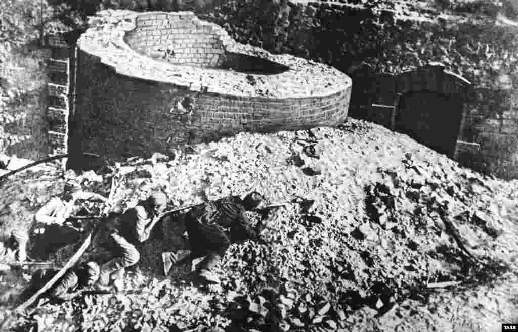 Street fighting in the Battle of Stalingrad (TASS)