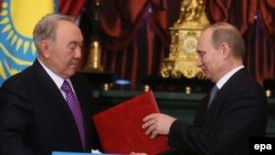 Президент Казахстана Нурсултан Назарбаев (слева) и президент России Владимир Путин во время церемонии подписания двухсторонних соглашений. Москва, 24 декабря 2013 года.