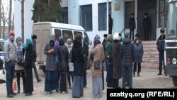 Родственники задержанных актюбинцев рядом со зданием суда. Актобе, 25 ноября 2013 года.