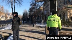 "Шеру болады" деген орынды бақылап тұрған полиция қызметкерлері. 16 желтоқсан Шымкент 2019 жыл.
