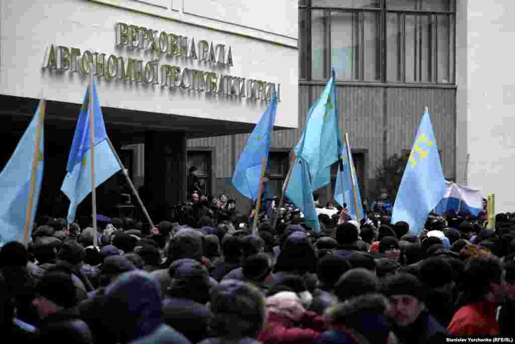 Митинг-противостояние под стенами крымского парламента, 26 февраля 2014 года
