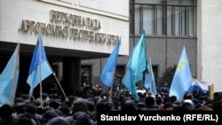 Qırım parlamentiniñ divarları ögünde miting, 2014 senesi fevral 26 künü