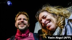 Туркия- фаъоли ҳуқуқи башар Петер Стеуднер баъди раҳоӣ аз маҳбаси Истанбул. 26 октябри соли 2017