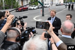 Liderul partidului liberal rus „Iabloko”, Nikolai Rîbakov, sosind la Curtea Supremă a Rusiei pentru a depune un recurs împotriva interzicerii participării partidului la alegerile din septembrie, 14 august 2026