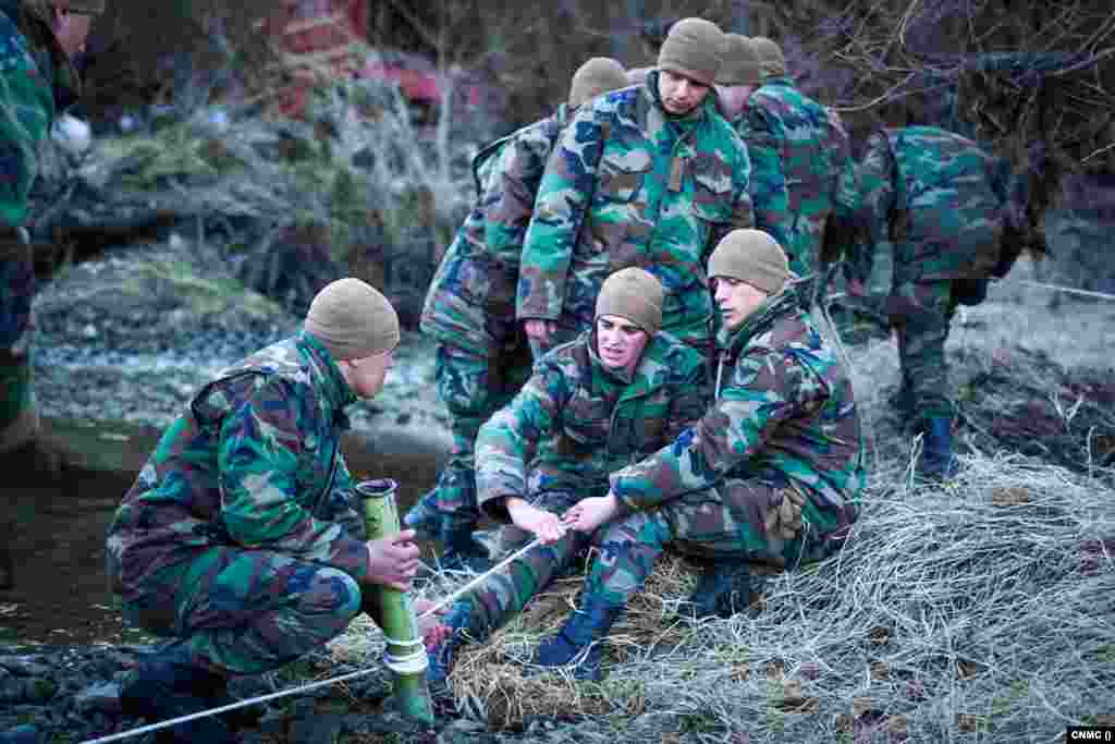 Румунія надала обладнання та матеріали для боротьби з нафтовим забрудненням. На фото рятувальники з Румунії та Молдови встановлюють обладнання для ліквідації забруднення річки Дністер, 14 березня 2026 року