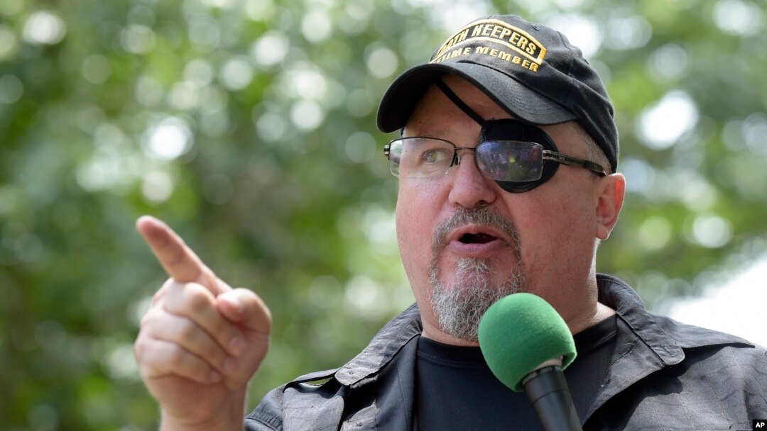 Stewart Rhodes, fondatorul miliției „Oath Keepers”, vorbește în timpul unui miting în fața Casei Albe din Washington, pe 25 iunie 2017. El a fost găsit vinovat de conspirație sedicioasă în cazul atacului din 6 ianuarie 2021 asupra Capitoliului SUA.