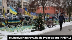 Алея пошани з прапорцями пам’яті на одній з центральних алей Дніпра