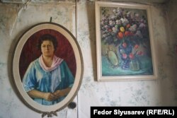 Картины Петра Балабанова, слева – портрет Светланы