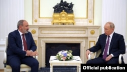 Rusiya prezidenti Vladimir Putin (sağda) iyulun 7-də Moskvada Ermənistan baş nazirinin əvəzi Nikol Paşinyanı qəbul edib