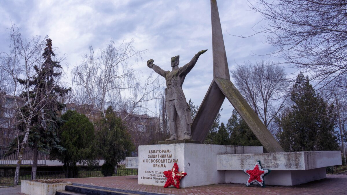 Крым джанкойский. Памятник авиаторам Джанкой. Памятник освободителям города Джанкой. Памятники в Джанкое. Джанкой памятник авиаторам 2022.