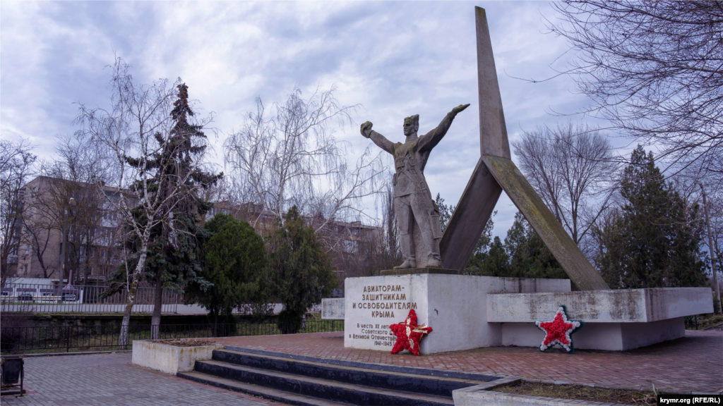 Памятник &laquo;Авиаторам-защитникам и освободителям Крыма&raquo; в Джанкое, воздвинут в 1965 году.&nbsp;Как выглядит Джанкой в объятиях зимы &ndash; смотрите в нашей фотогалерее