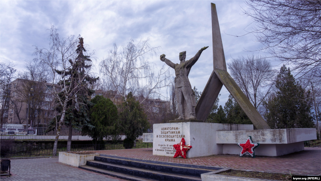 Пам&#39;ятник загиблим під час звільнення Джанкоя від нацистських окупантів був споруджений у 1965 році. Ліворуч від нього, через Московське шосе, що веде до адміністративного кордону між анексованим Кримом і Херсонською областю, видно багатоповерхівку колишнього авіагарнізону. Там у радянські роки і в перші роки незалежної України дислокувався полк ВТА &ndash; військово-транспортної авіації, штаб з&#39;єднання якого був у Мелітополі. Нині в Джанкої літають російські вертолітники