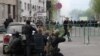 Пророссийские активисты у здания управления полиции в Луганске, 29 апреля 2014