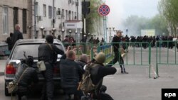 Пророссийские активисты у здания управления полиции в Луганске, 29 апреля 2014