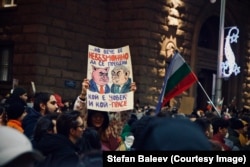 Politicienii bulgari Borisov și Peevski, prezentați ca porci, pe o pancartă la demonstrația de la Sofia.