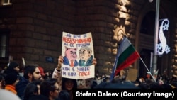 "Когато па-..." Как протестите срещу Борисов и Пеевски станаха част от поп културата за дни