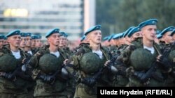 Беларускія вайскоўцы на дзяржаўным парадзе ў Дзень Незалежнасьці 3 ліпеня