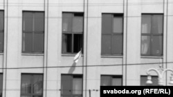Сьцяг у вакне пакою Апазыцыі БНФ у Доме ўраду ў гарачыя жнівеньскія дні 1991 году. Фота Ўладзімера Кармілкіна