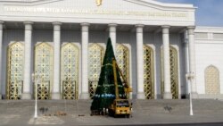 Türkmenabatda täze ýyl arçalary söküldi, çagalar Baş arçanyň daşyndan aýlanyp bilmedi