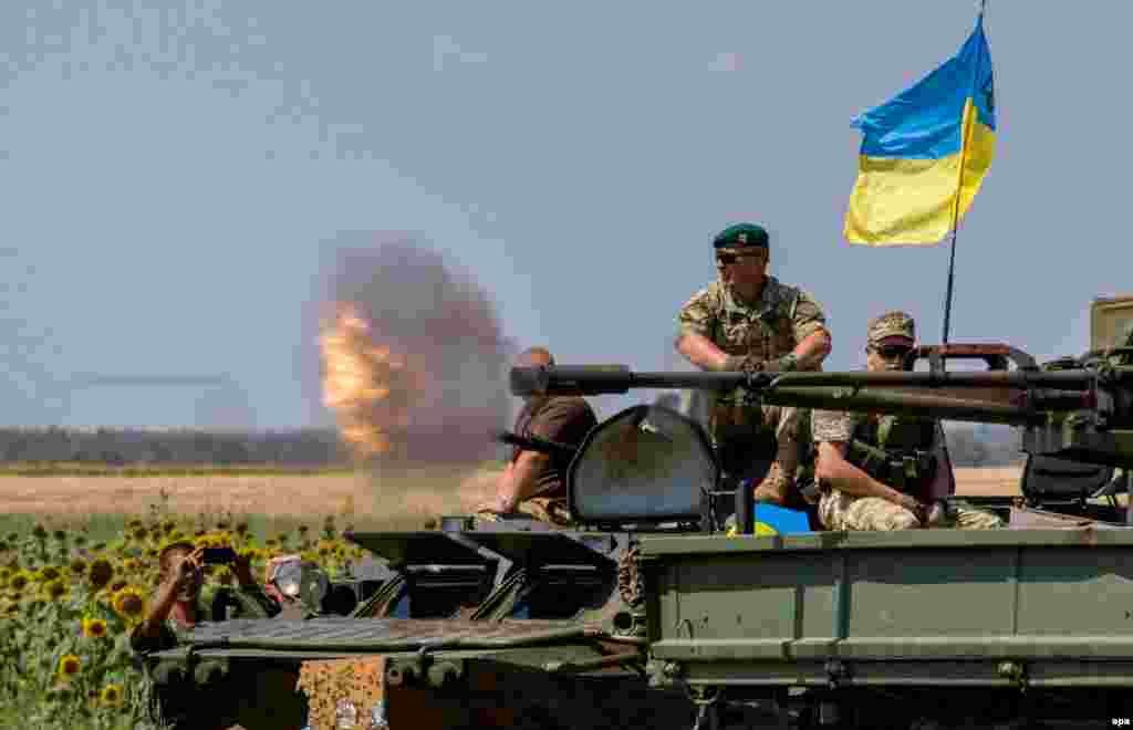 Ukrainian troops take part in military exercises near the village of Urzuf, not far from Mariupol, in the Donetsk region on August 9. (epa/Irina Gorbasyova)
