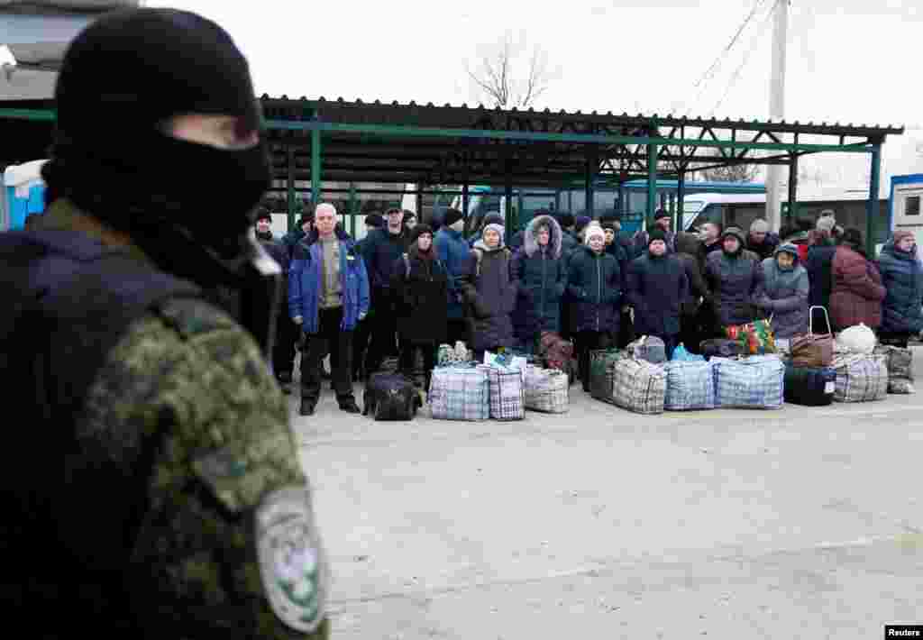 Бранці контрольованих Росією збройних угруповань чекають на відправлення на український бік в рамках домовленостей про обмін утримуваними, яких було досягнуто на &laquo;нормандській зустрічі&raquo; між Путіним т)і Зеленським. Обмін відбувся за формулою &laquo;76 на 124&raquo;, 76 &ndash; українці, звільнені з полону бойовиків. Горлівка, 29 грудня 2019 року 