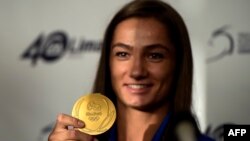 Xhudisja Majlinda Kelmendi prezanton medaljen e artë olimpike. Prishtinë, 14 gusht, 2016