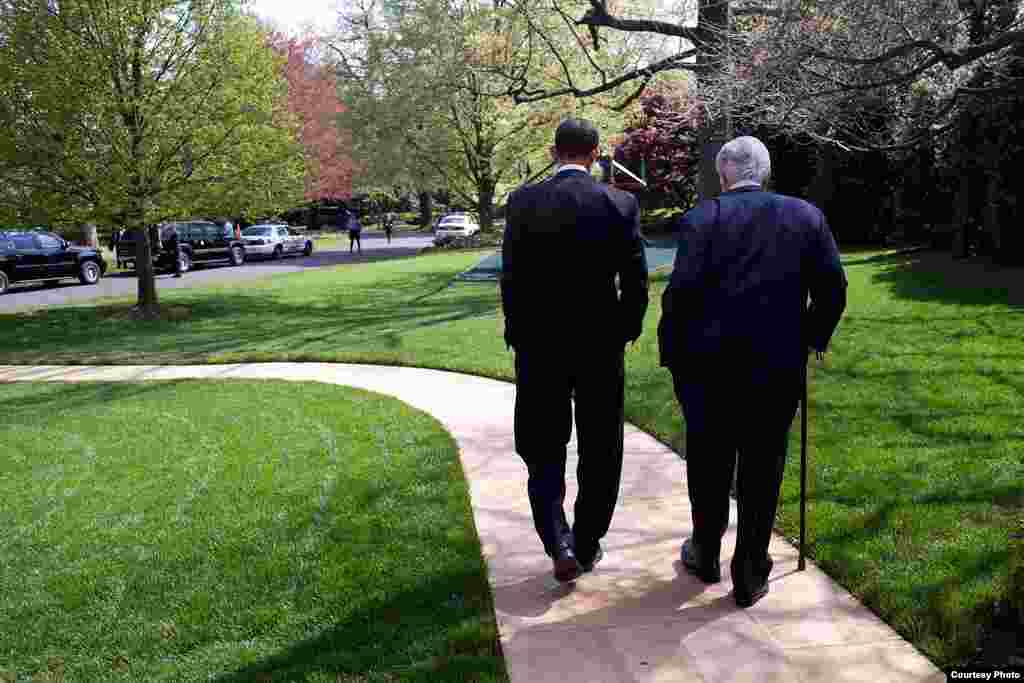 Фото и комментарии к ним принадлежат официальному фотографу Белого дома Питу Соуза (Pete Souza) - Обама провожает ныне покойного сенатора Эдварда Кеннеди к кортежу (21 апреля 2009 года)