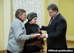 Президент Украины Петр Порошенко вручает орден родителям Жизневского. Киев, Украина, 2017 год