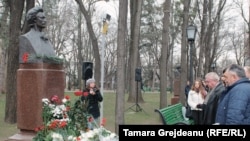 Depuneri de flori la bustul lui Mihai Eminescu din Chişinău