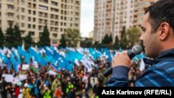 Мухолифатдан президентликка собиқ номзод Жамил Ҳасанли Бокудаги митингчилар олдида чиқиш қилмоқда, 2013 йилнинг 27 октябри.