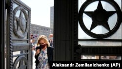 Britanska ambasadorka Debora Bronert ulazi u Ministarstvo spoljnih poslova Rusije u Moskvit, june 2021. 