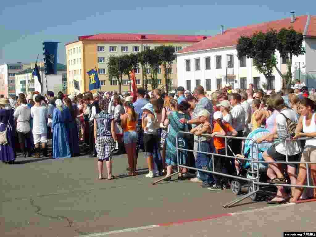 На агароджаную пляцоўку пускалі ня ўсіх. Людзі назіралі за адкрыцьцём сьвята з-за турнікетаў