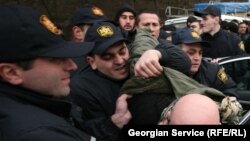 После парламентских выборов в Грузии уже задержаны 25 представителей бывших властей