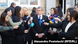 Igor Grosu (în centru), după ieșirea din secția de vot.