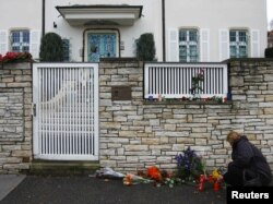 Квіти та свічки в пам'ять про Вацлава Гавела біля його дому. Прага, 18 грудня 2011 року