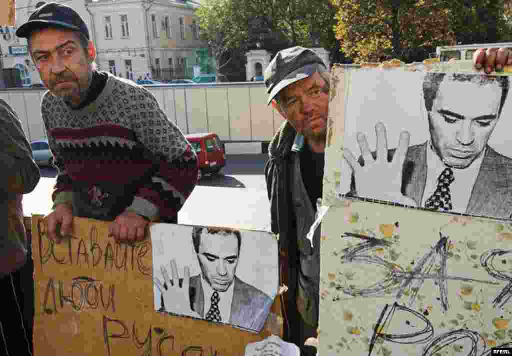 Группа бомжей яростными воплями поддерживала Каспарова, но наотрез отказывалась признаваться, по чьей инициативе и откуда взяла портреты для плакатов.