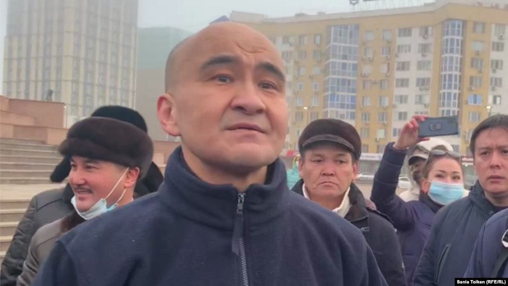 Гражданский активист Макс Бокаев во время выступления на площади в городе Атырау вскоре после своего освобождения из тюрьмы. 4 февраля 2021 года