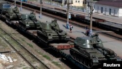 Украина чигеннән ерак булмаган Ростов өлкәсенең Каменск-Шахтински шәһәрендә тимер юлда хәрби техника. 23 августтагы фото 