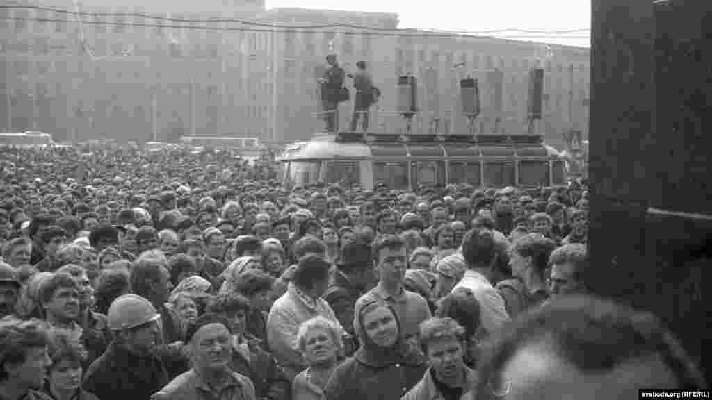 Minskidäki Lenin meýdanynda iş taşlaýyş. Aprel, 1991. Hereketiň sebäbi bahalaryň ýokarlanmagy we sowet adamlarynyň tygşytlan maýalaryny hümmetsiz edýän pul reformasy boldy. Minskiden soň işçiler Belarusyň beýleki şäherlerinde-de iş taşlaýyş etdiler.