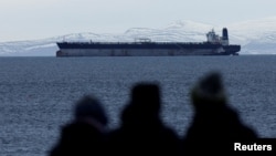 Tancul petrolier Marinera din „flota fantomă” a Rusiei, folosită pentru ocolirea sancțiunilor internaționale. Pe 7 ianuarie 2026, Statele Unite îl sechestrau în Oceanul Atlantic, după o urmărire de două săptămâni. Acum, alte nave sancționate duc motorină rusească chiar în SUA. 
