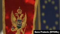 Pojedine političke partije očekuju da u rješavanju parlamentarne krize određenu posredničku ulogu igra i Evropska unija: Zastave Crne Gore i Evropske unije 