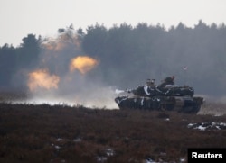 Un tanc american M1 Abrams trage o salvă după ceremonia de începere a manevrelor militare comune americano-poloneze de la Zagan, Polonia, 30 ianuarie 2017.