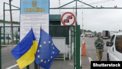 Пункт пропуска на украинско-польской границе, архивное фото