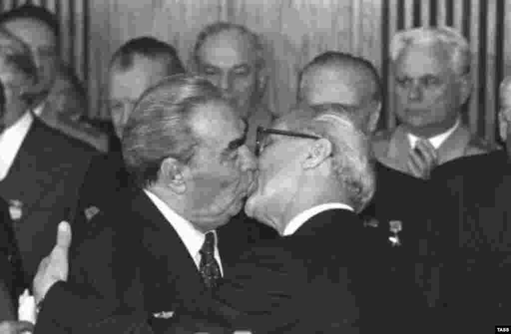 Знаменитый поцелуй генерального секретаря КПСС Леонида Брежнева и лидера ГДР Эриха Хонеккера в 1979 году, который превратился в картину Дмитрия Врубеля на Берлинской стене под названием &quot;Господи, помоги мне выжить среди этой смертной любви&quot;