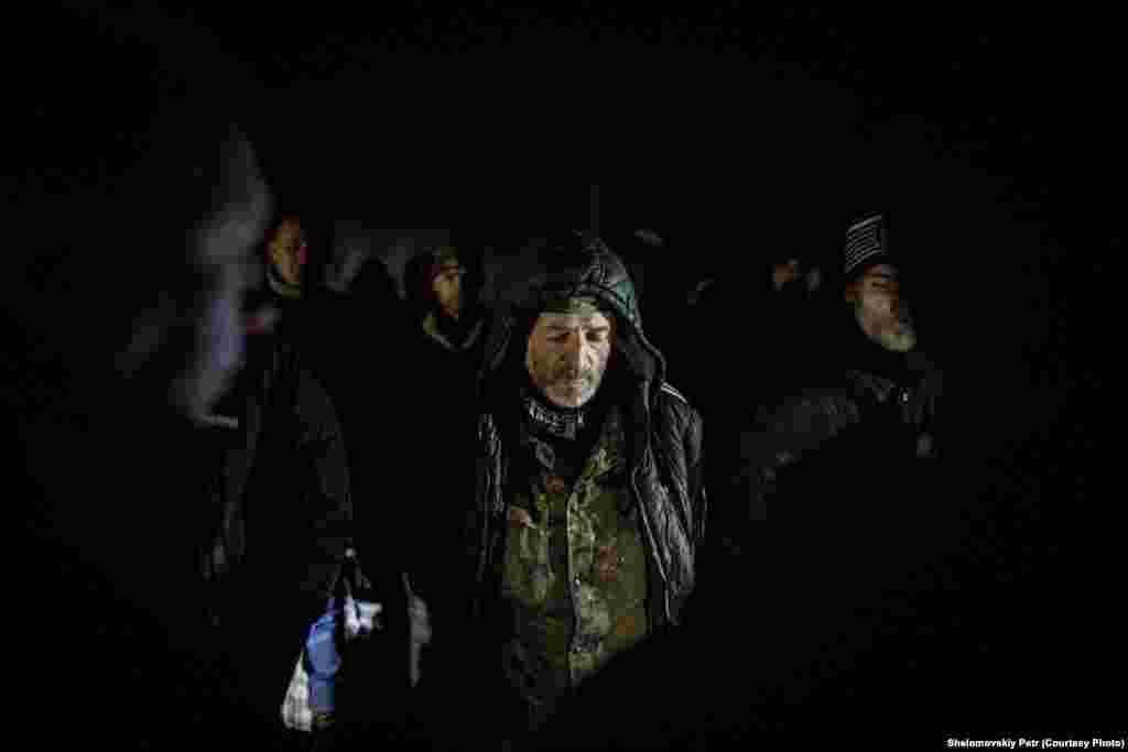 Украинский военнослужащий ждет своей очереди&nbsp;