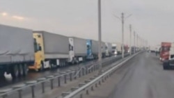 Diňle: Türkmen-eýran gümrük geçelgesi işläp başlady, serhetde ýüzlerçe ýük ulagy jemlendi